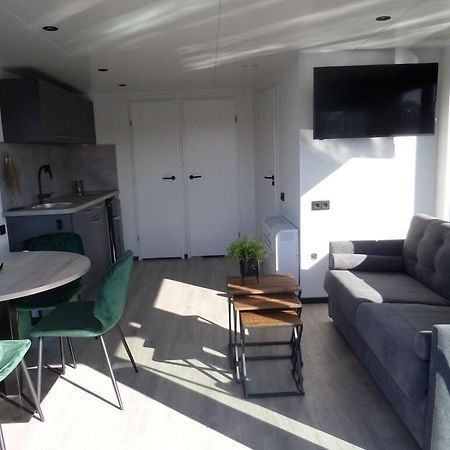 Modern Houseboat With Air Conditioning Located In Marina Uitgeest المظهر الخارجي الصورة