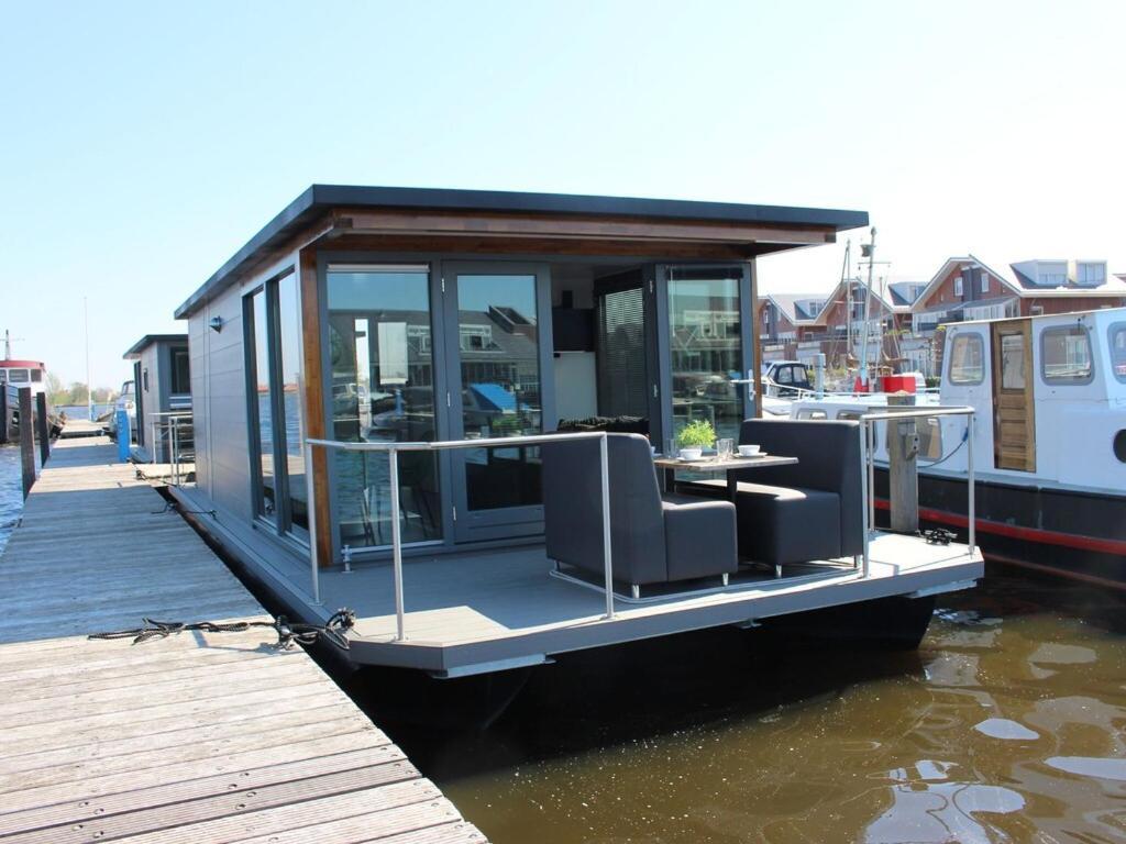 Modern Houseboat With Air Conditioning Located In Marina Uitgeest المظهر الخارجي الصورة