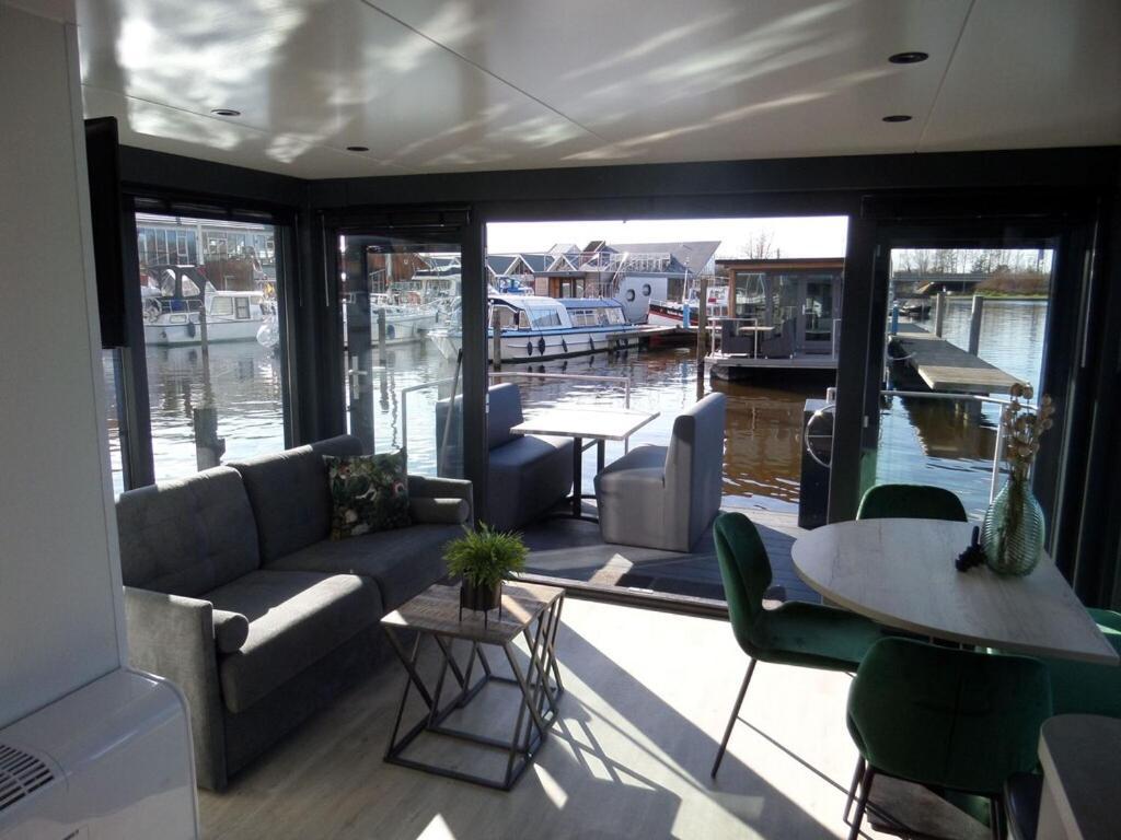 Modern Houseboat With Air Conditioning Located In Marina Uitgeest المظهر الخارجي الصورة