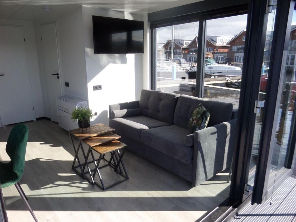 Modern Houseboat With Air Conditioning Located In Marina Uitgeest المظهر الخارجي الصورة