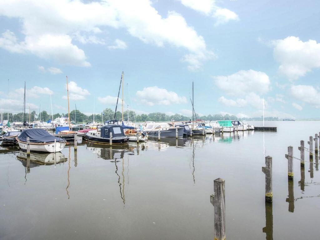 Modern Houseboat With Air Conditioning Located In Marina Uitgeest المظهر الخارجي الصورة