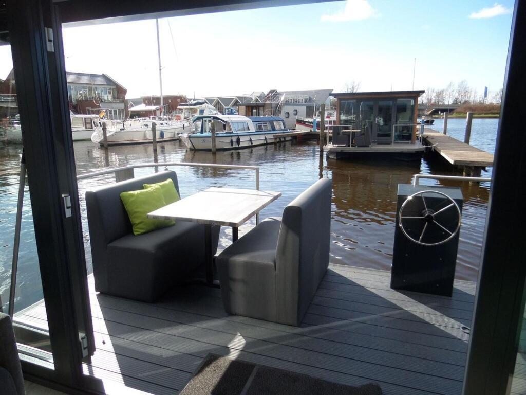 Modern Houseboat With Air Conditioning Located In Marina Uitgeest المظهر الخارجي الصورة