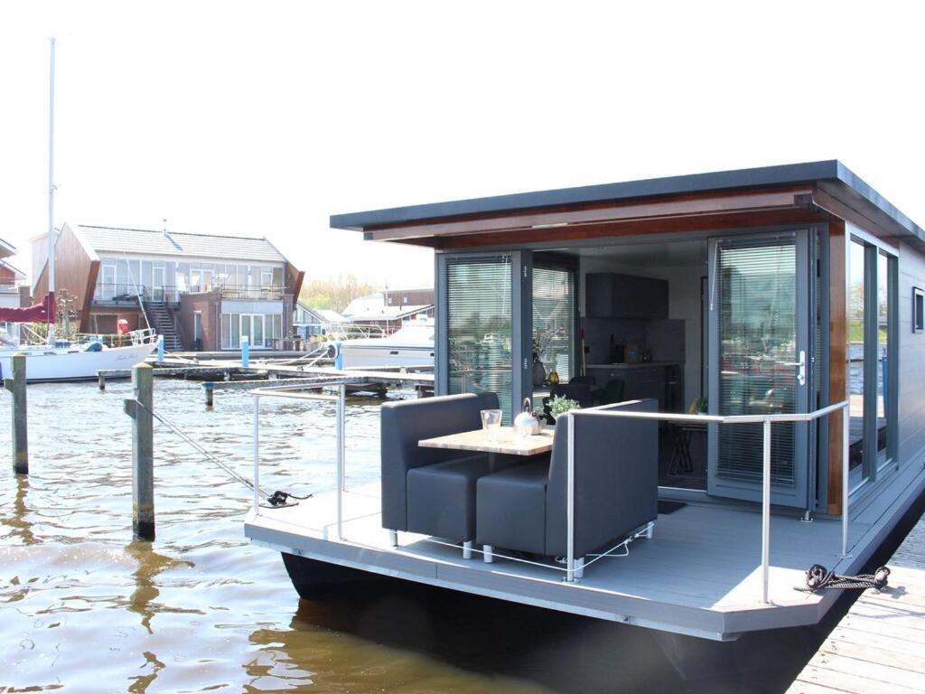 Modern Houseboat With Air Conditioning Located In Marina Uitgeest المظهر الخارجي الصورة