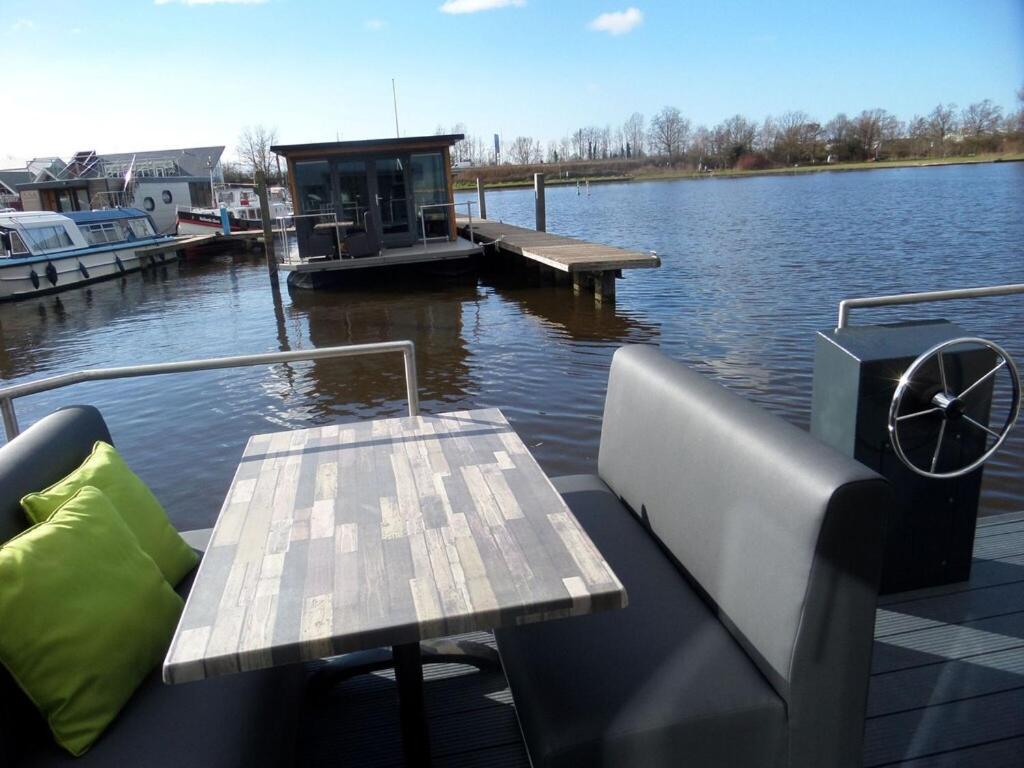 Modern Houseboat With Air Conditioning Located In Marina Uitgeest المظهر الخارجي الصورة