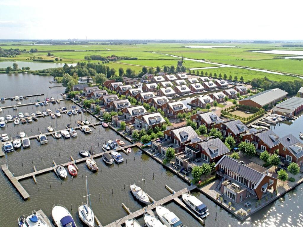 Modern Houseboat With Air Conditioning Located In Marina Uitgeest المظهر الخارجي الصورة