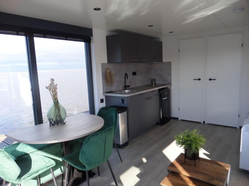 Modern Houseboat With Air Conditioning Located In Marina Uitgeest المظهر الخارجي الصورة