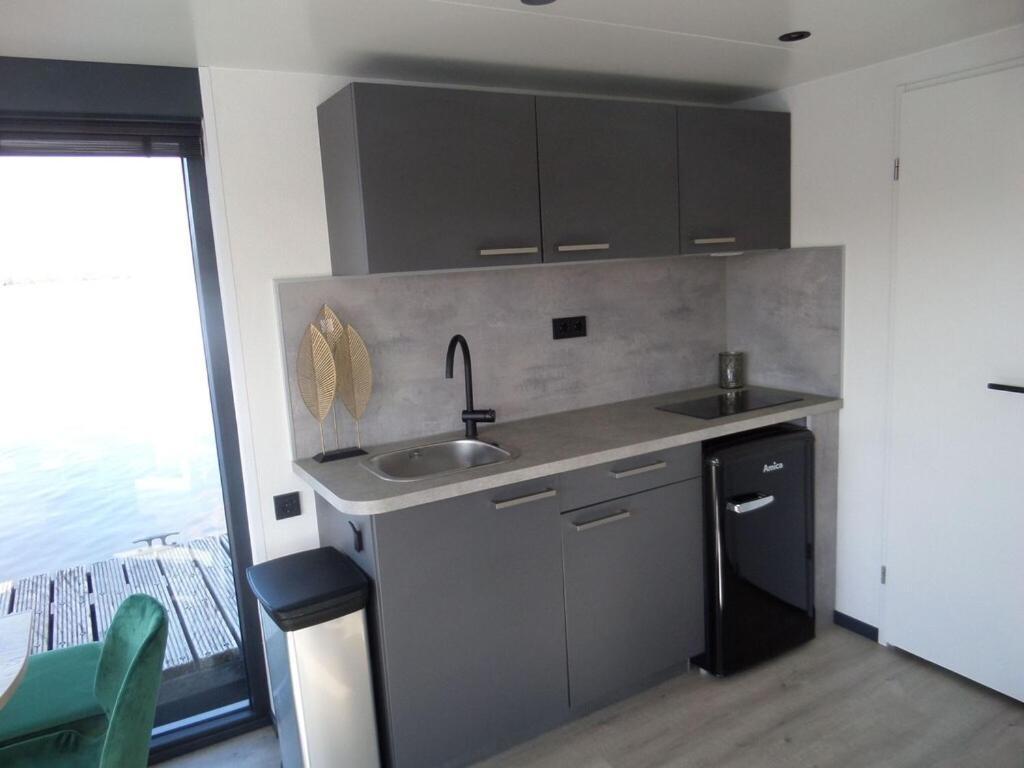 Modern Houseboat With Air Conditioning Located In Marina Uitgeest المظهر الخارجي الصورة