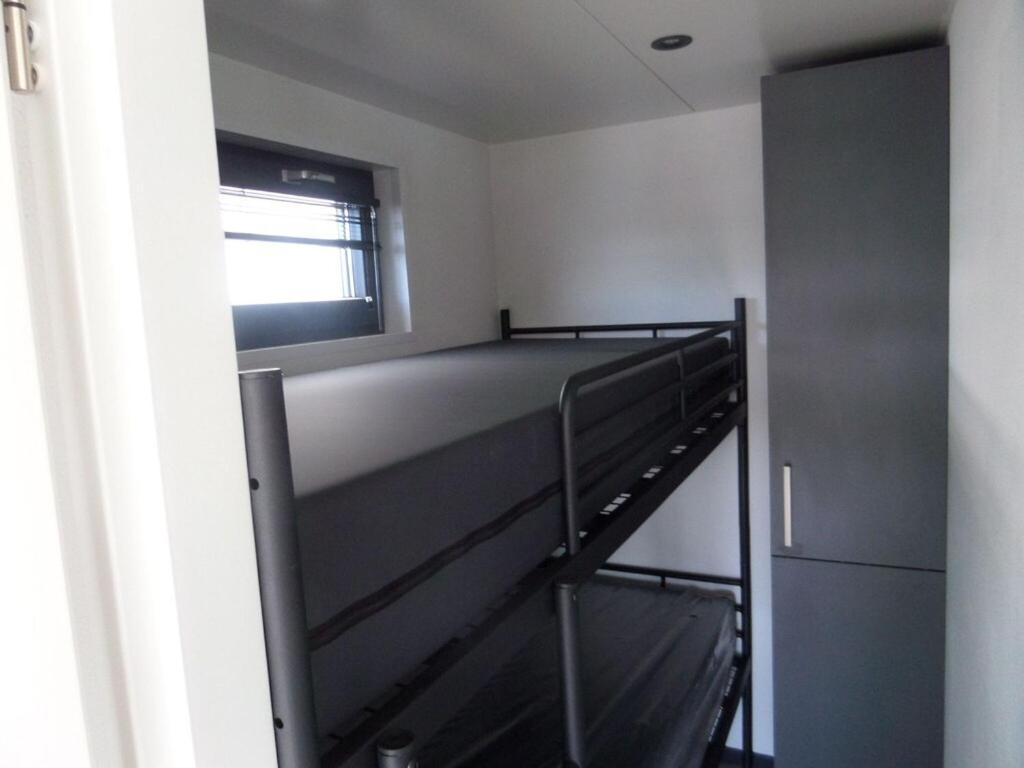 Modern Houseboat With Air Conditioning Located In Marina Uitgeest المظهر الخارجي الصورة